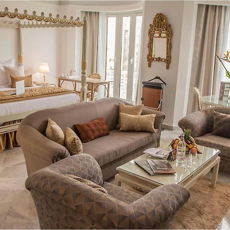โฮเต็ล ลา ไมสัน บลังเช Hotel ตูนิส ภายนอก รูปภาพ Suite at the Four Seasons Hotel, Paris
