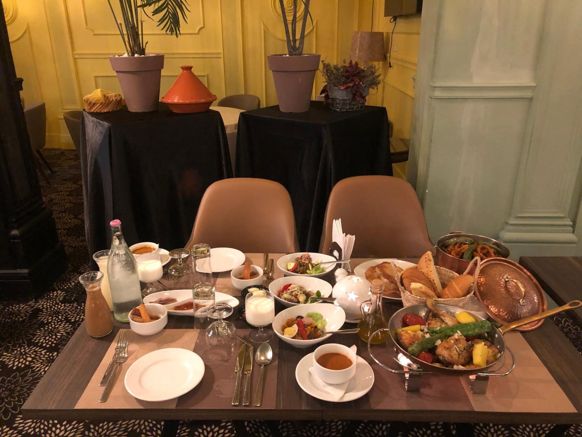โฮเต็ล ลา ไมสัน บลังเช Hotel ตูนิส ภายนอก รูปภาพ A traditional Azerbaijani breakfast
