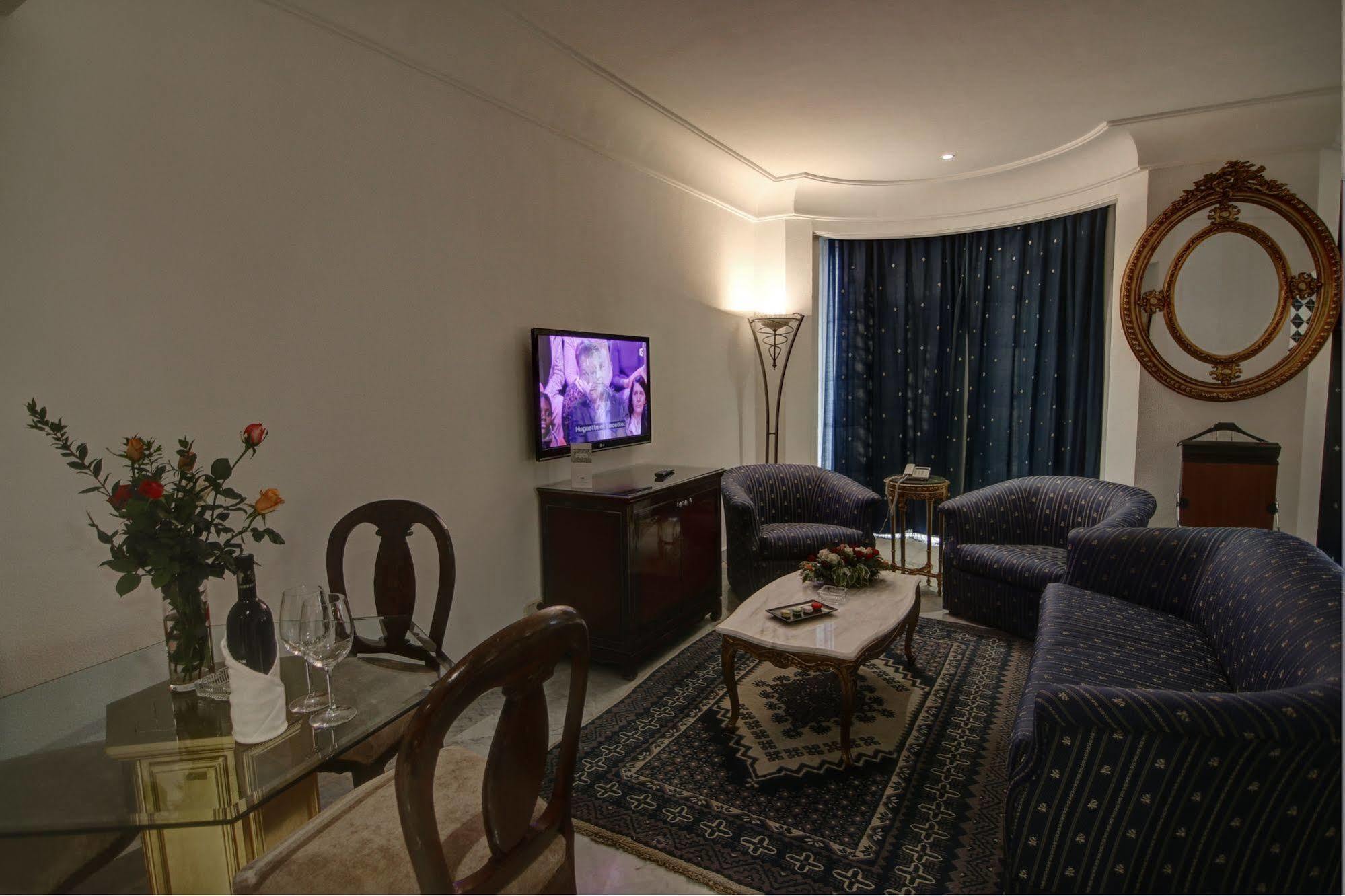 โฮเต็ล ลา ไมสัน บลังเช Hotel ตูนิส ภายนอก รูปภาพ A living room in a hotel