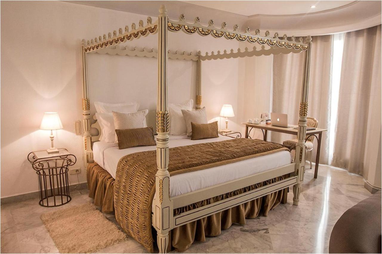 โฮเต็ล ลา ไมสัน บลังเช Hotel ตูนิส ภายนอก รูปภาพ A four-poster bed