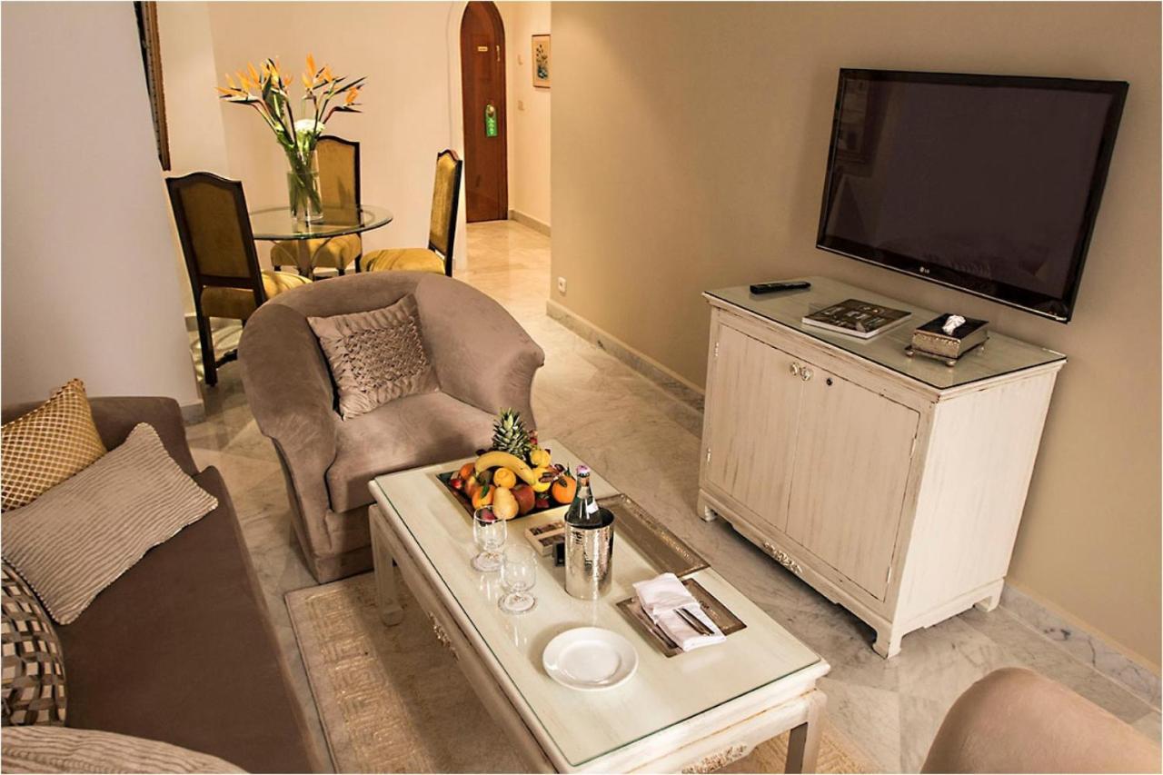 โฮเต็ล ลา ไมสัน บลังเช Hotel ตูนิส ภายนอก รูปภาพ A living room in a suite at the Ritz-Carlton, Dubai