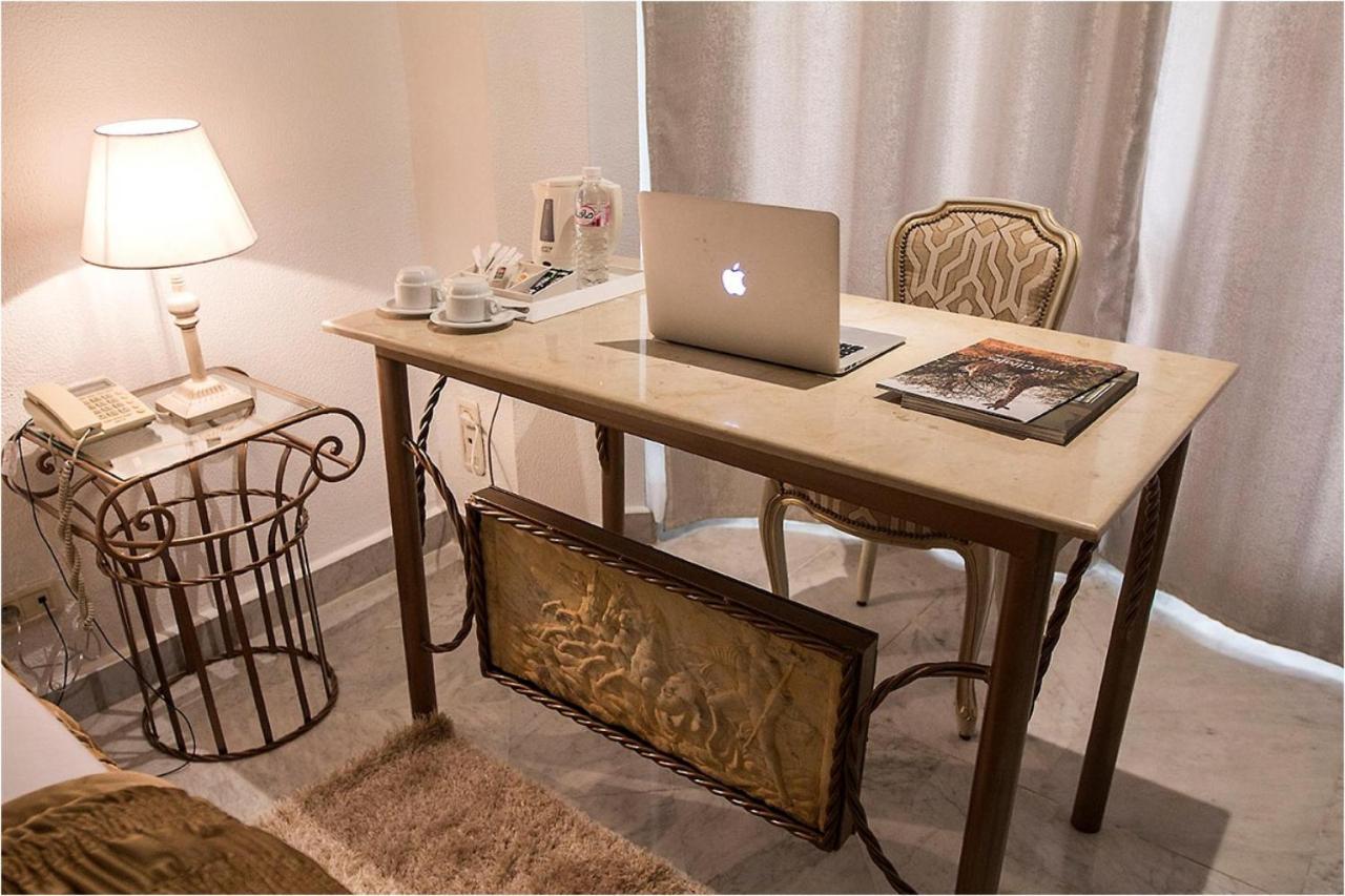 โฮเต็ล ลา ไมสัน บลังเช Hotel ตูนิส ภายนอก รูปภาพ A writing desk